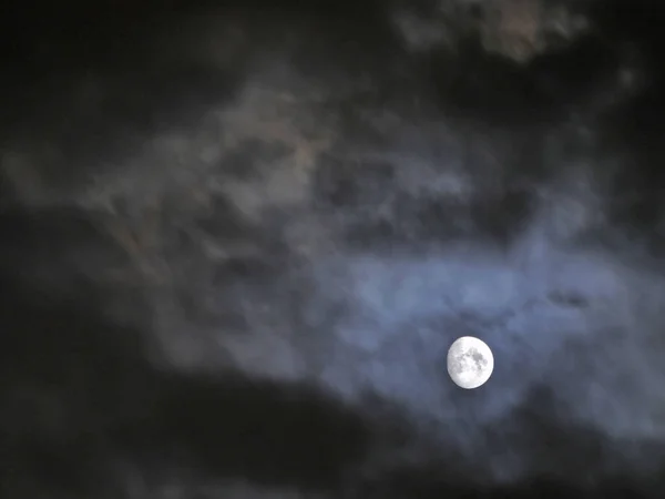 Gece Bulutlar Gökyüzü Nde Dolunay — Stok fotoğraf