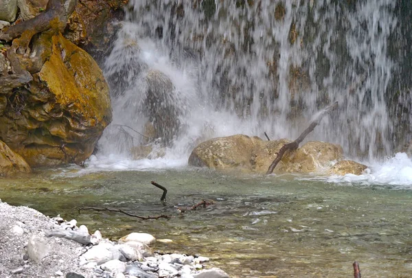 Pequeña Cascada Montaña Natural — Foto de Stock