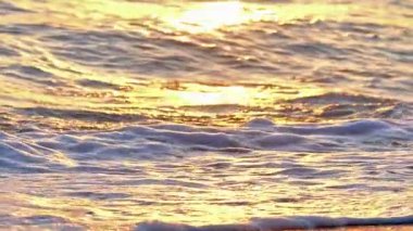 Plaj dalgası makro günbatımı ağır çekim