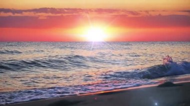 Gündoğumu altın deniz plajı, yavaş çekim