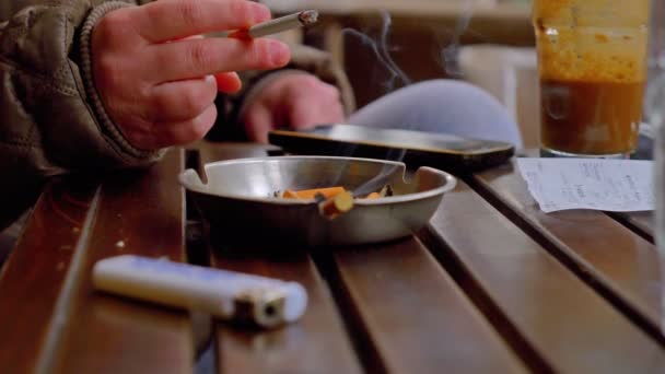 女人手里拿着香烟和灰烬4K — 图库视频影像