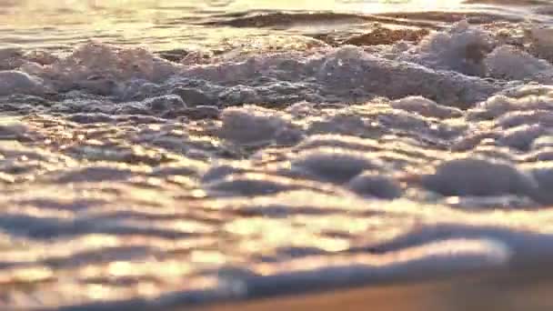 Onda de praia salpicando macro no pôr do sol câmera lenta — Vídeo de Stock
