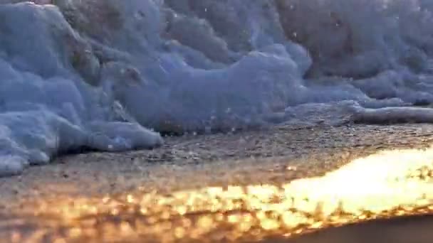 サンセット・スローモーションのビーチ・ウェーブ・スプラッシュ・マクロ — ストック動画
