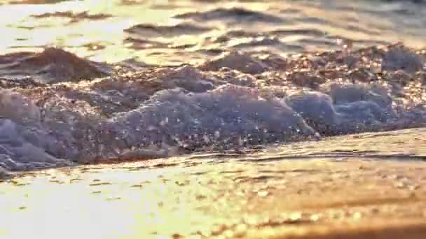 Gelombang pantai percikan makro di matahari terbenam gerak lambat — Stok Video