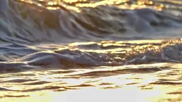Ola de playa salpicando macro en la puesta del sol cámara lenta — Vídeo de stock