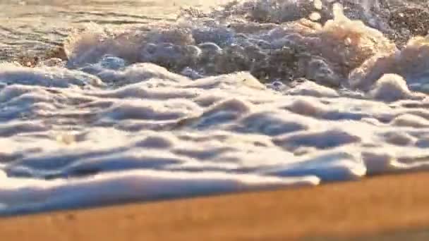 Ola de playa salpicando macro en la puesta del sol cámara lenta — Vídeos de Stock