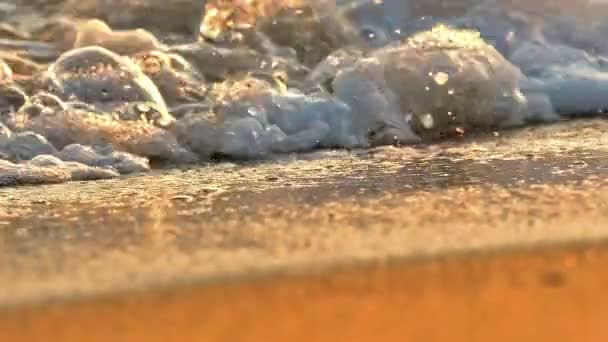 Plage vague éclaboussures macro au coucher du soleil ralenti — Video