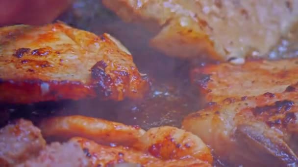 Gros plan sur la cuisson de la viande 4k — Video