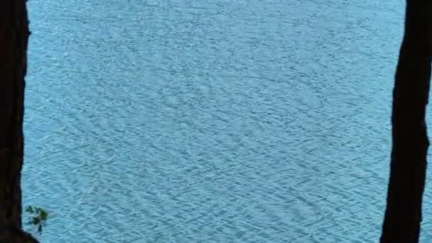 Água rolando suavemente no lago 4k — Vídeo de Stock