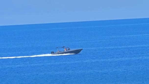 Speedboat τρέχει σε μπλε ορίζοντα θάλασσα 4k — Αρχείο Βίντεο