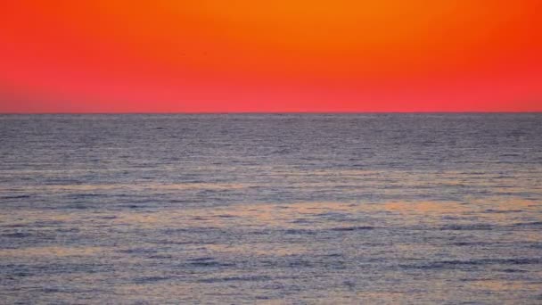Salida del sol sobre el horizonte del paisaje marino 4k — Vídeo de stock