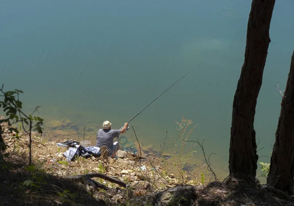 Pescador pescando en el lago —  Fotos de Stock