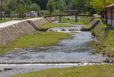 Küçük bir nehir şehri.