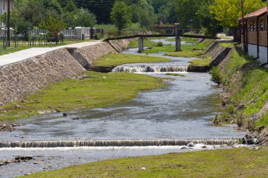 Küçük bir nehir şehri.