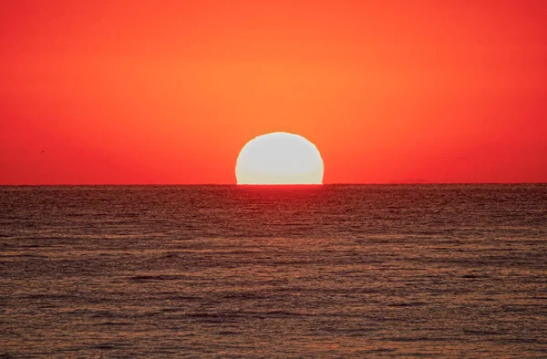 Grande sol sobre o mar — Fotografia de Stock