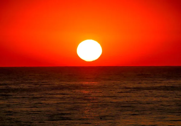 Grande sol sobre o mar — Fotografia de Stock