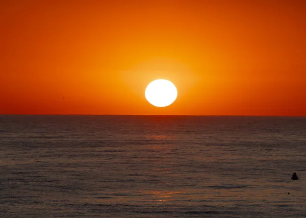Velké slunce nad mořem — Stockfoto