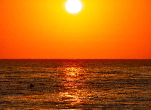 Grande sol sobre o mar — Fotografia de Stock