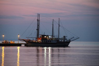 Eski gemi günbatımında