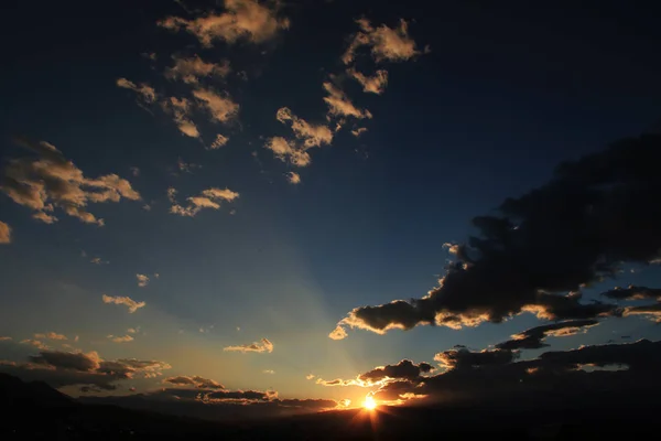 Rosso viola arancio tramonto cielo — Foto Stock