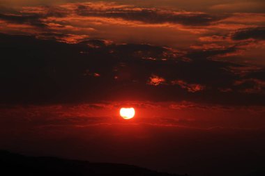 Kırmızı mor turuncu günbatımı gökyüzü