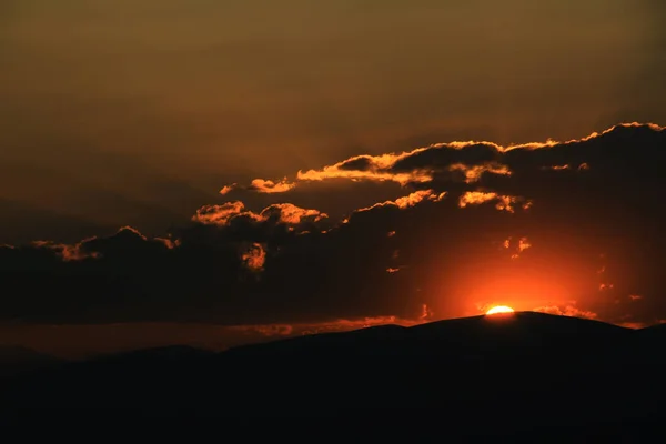 Vermelho roxo céu pôr-do-sol laranja — Fotografia de Stock