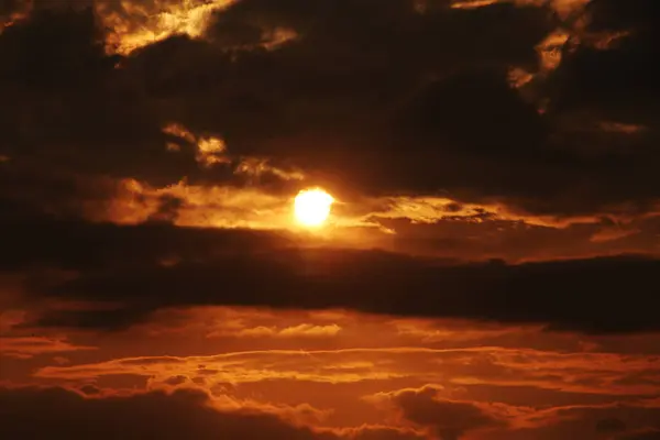 Rojo púrpura naranja puesta de sol cielo —  Fotos de Stock