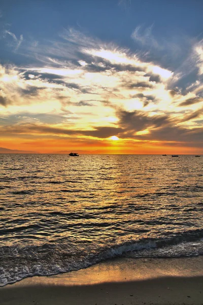 Deniz üzerinde kırmızı mor turuncu gün batımı — Stok fotoğraf