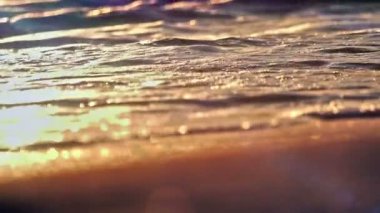 Gün batımında plaj dalgası sıçrayan makro