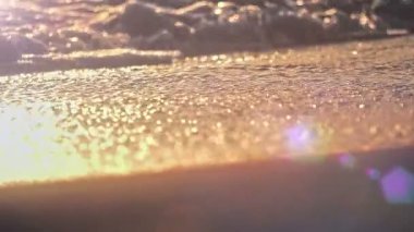 Gün batımında plaj dalgası sıçrayan makro