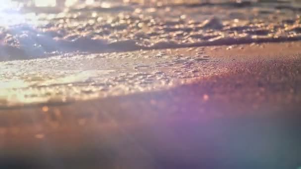 Onda de praia salpicando macro no pôr do sol — Vídeo de Stock