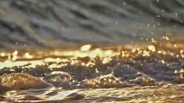 Gün batımında plaj dalgası sıçrayan makro