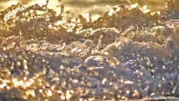 Spiaggia onda spruzzi macro al tramonto — Video Stock