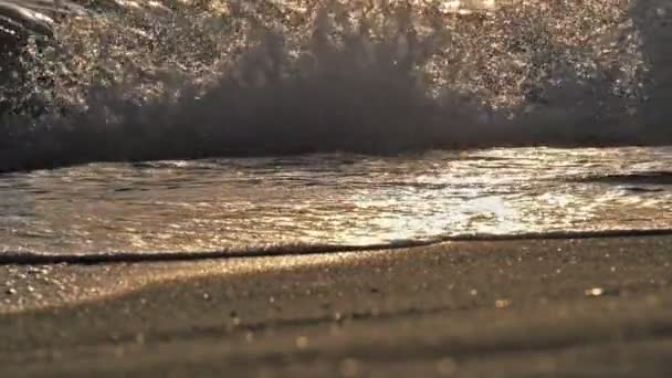 Ola de playa salpicando macro en puesta de sol — Vídeos de Stock