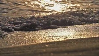 Gün batımında plaj dalgası sıçrayan makro
