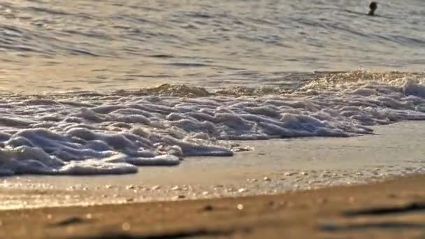 Onda de praia salpicando macro no pôr do sol — Vídeo de Stock