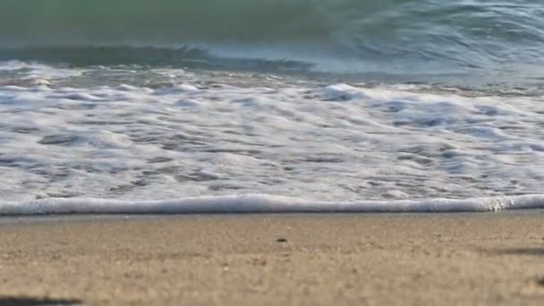 Onda de praia macro câmera lenta — Vídeo de Stock