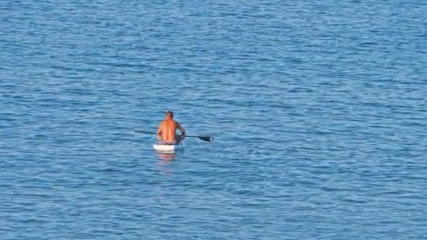 Un hombre en kayak en el mar azul caribeño 4k — Vídeos de Stock