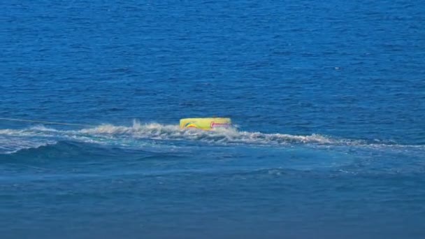 Szczęśliwi turyści o zabawy jazda nadmuchiwana łódź na błękitnym morzu 4k — Wideo stockowe