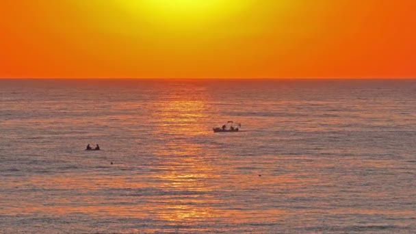 Nascer do sol mar dourado câmera lenta 4k — Vídeo de Stock