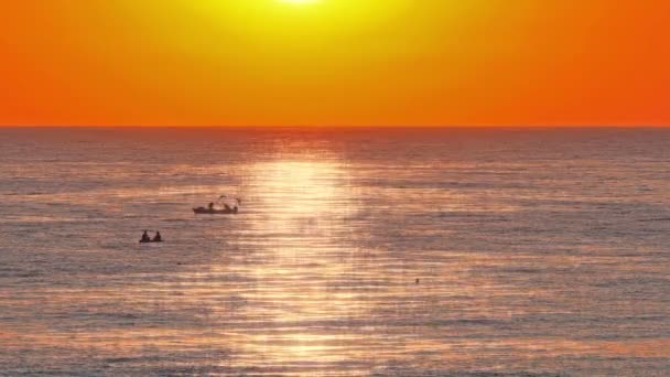 Nascer do sol mar dourado câmera lenta 4k — Vídeo de Stock