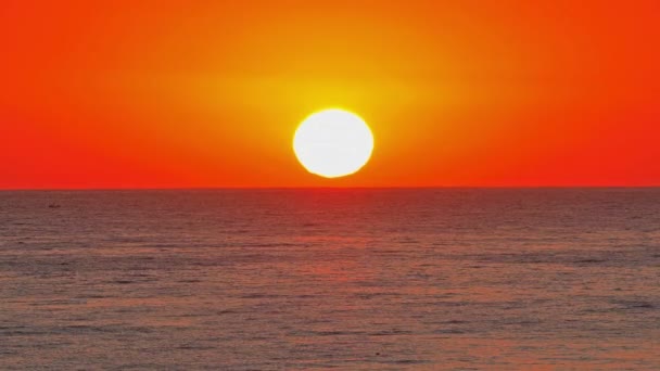 Grande sol para baixo sobre o mar, céu vermelho câmera lenta 4k — Vídeo de Stock