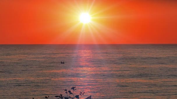 Большое солнце над морем, красное небо медленное движение 4k — стоковое видео