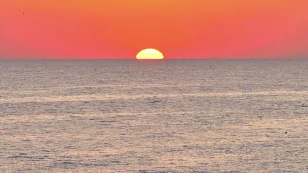 Grande sol para baixo sobre o mar, céu vermelho câmera lenta 4k — Vídeo de Stock