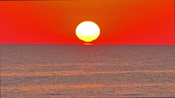 Big sun down over sea, red sky slow motion 4k — Stock Video