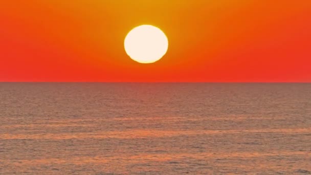 Stor sol ner över havet, röd himmel slow motion 4k — Stockvideo