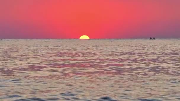 Große Sonne über dem Meer, roter Himmel Zeitlupe 4k — Stockvideo