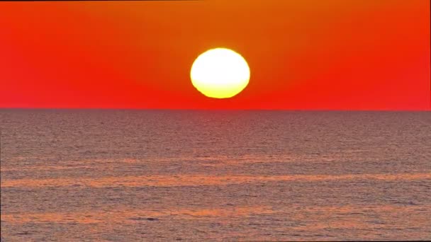 Μεγάλος Ήλιος Κάτω Πάνω Από Θάλασσα Κόκκινος Ουρανός Αργή Κίνηση — Αρχείο Βίντεο