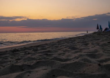 Güneşin doğuşu ya da gün doğumu gibi güzel bir arka plan Denizin üzerinde güneş ışığı