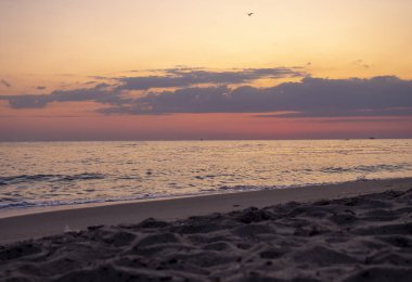Güneşin doğuşu ya da gün doğumu gibi güzel bir arka plan Denizin üzerinde güneş ışığı